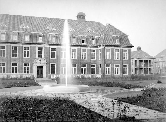Datei:1914-Haus 23 mit Brunnen.640x470.jpg